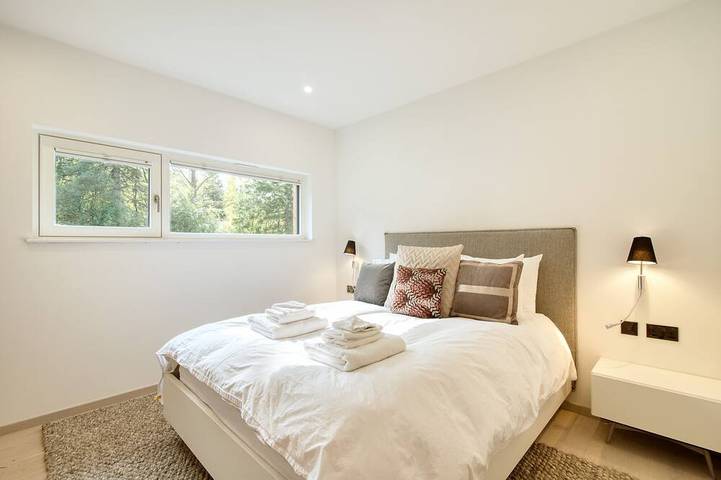An Caisteal chalet sleeps up to 8 guests  in 4 bedrooms with loch, mountain and waterfall view. in Stirling und Umgebung