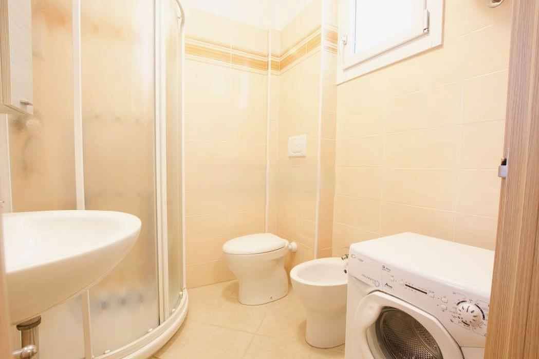 Entire studio, Studio with air conditioning and balcony with side sea view in Lido di Jesolo, Jesolo