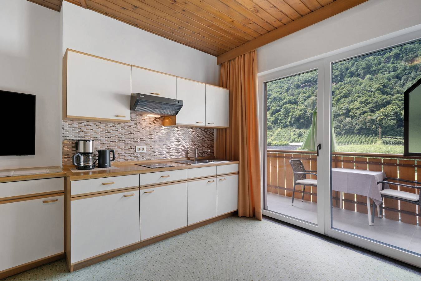 Ganze Wohnung, Ferienwohnung 'Rosalie 11' mit Bergblick, Gemeinschaftspool und Wi-Fi in Niederlana, Lana