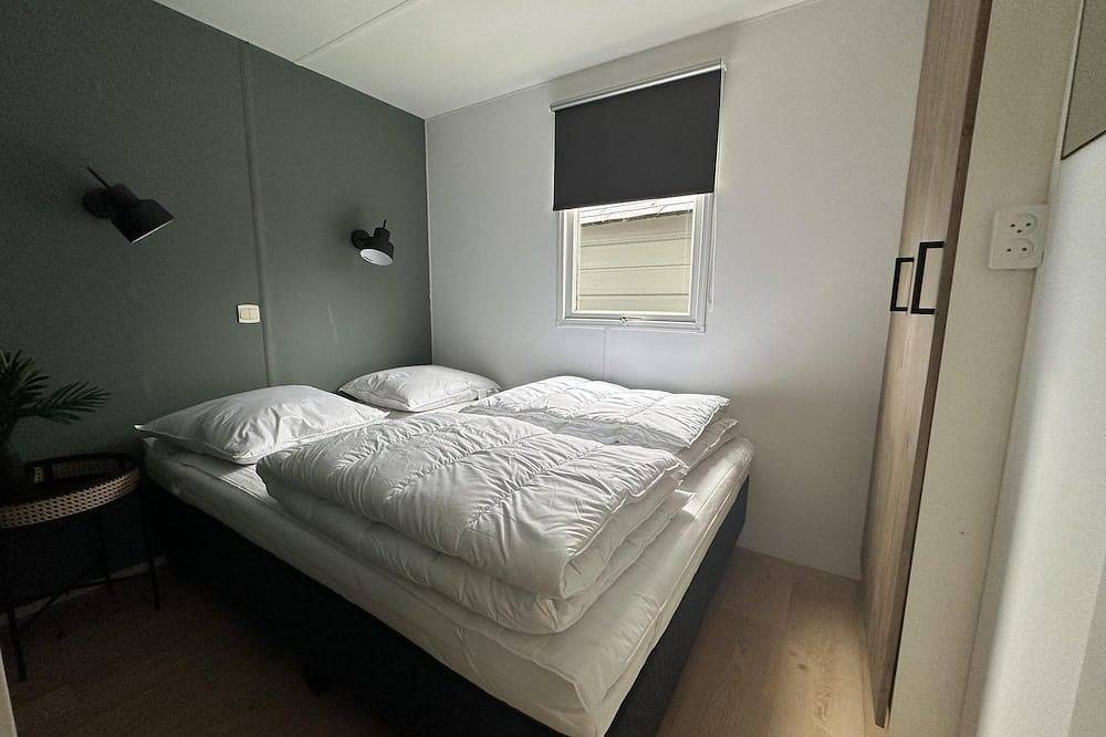 This great compact chalet has three bedrooms and a covered terrace. It has its own passage to the playground. The chalet is therefore ideal for a family with (small) children! in Noord-Holland - Nordseeküste