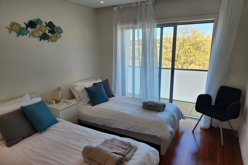 Casa Rogel: Private Heated Pool, Games, Wifi, Walk To Town, 5 Min Drive To Beach in Alcantarilha, Alcantarilha e Pêra