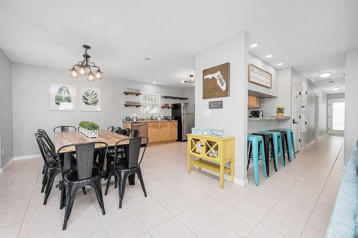 Vacation house for 14 people, with pool and yard as well as hot tub in Miramar Beach