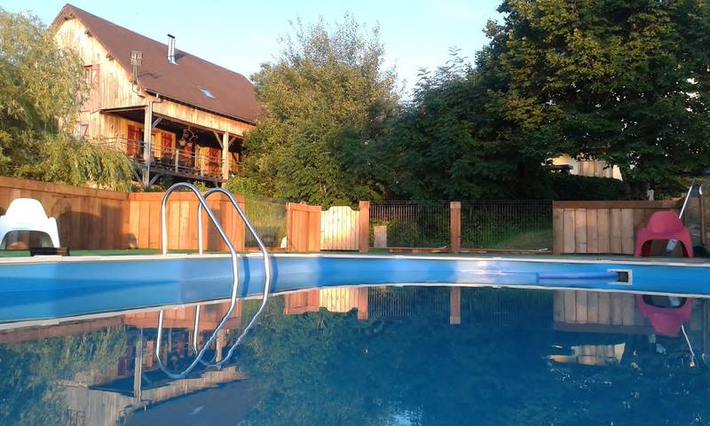 Gîte pour 10 personnes, avec piscine à Chaumard