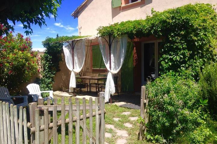 Gîte pour 4 personnes, avec Terrasse ainsi que Jardin et Piscine