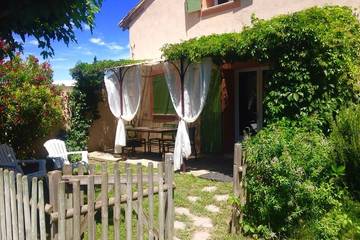Gîte pour 4 personnes, avec jardin et piscine à Saint-Saturnin-lès-Avignon