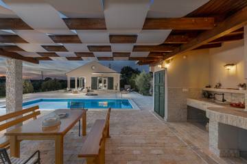 Villa für 4 Personen, mit Whirlpool und Terrasse sowie Sauna und Garten in Zadar
