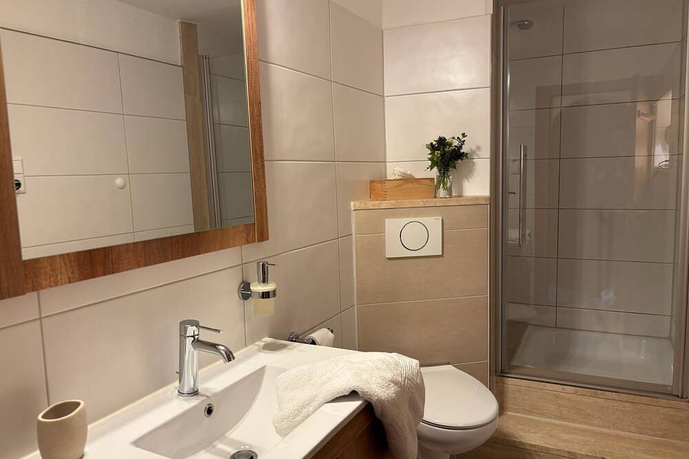 Ganze Wohnung, Hochfellnblick bis 4 Pers. mit 1 Schlafzimmer und 1 Wohn-Schlafraum im Obergschoß mit Balkon in sehr ruhiger Lage in Bergen (Chiemgau), Chiemsee