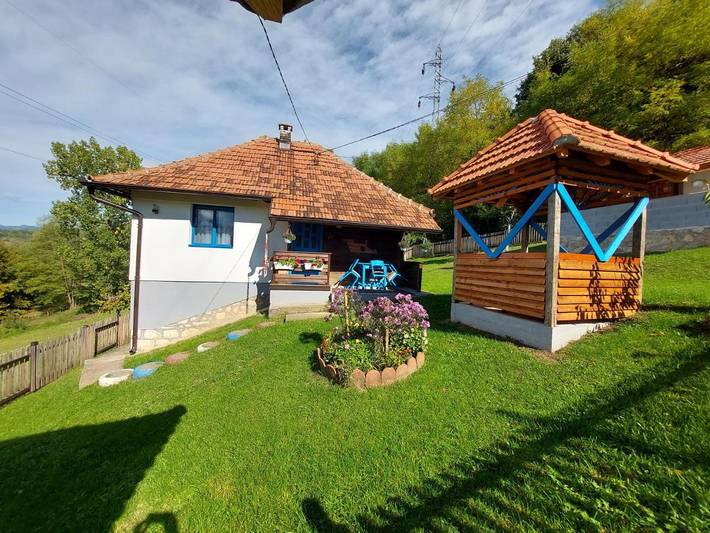 Location de vacances pour 7 personnes, avec balcon ainsi que jardin et vue à Kosjerić