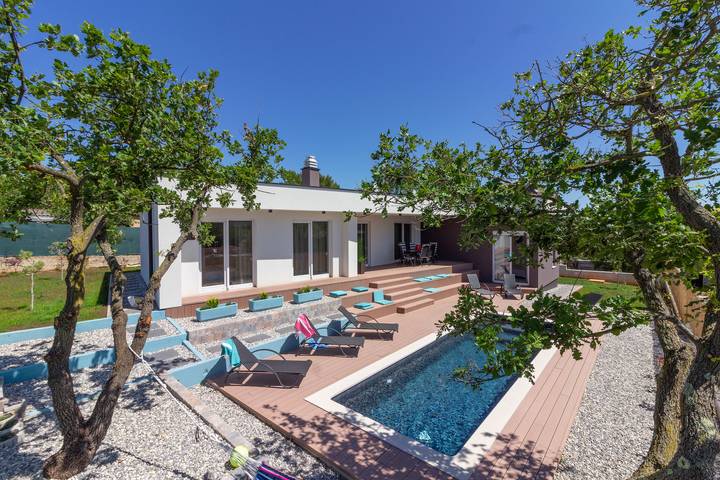 Villa für 8 Personen, mit Balkon und Pool sowie Garten in Medulin