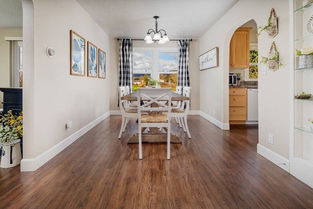 Single Level Country Cottage, New Decor, Huge Yard w/ Farmland Views, 5 Min to Newberg in Yamhill County