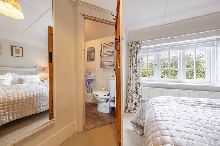 Densford Cottage peut accueillir quatre personnes et est situé à Amberley dans le Sussex. Avec West Witterings, une plage Pavillon bleu, à seulement 20 minutes de réserver votre séjour maintenant! in Amberley, South Downs