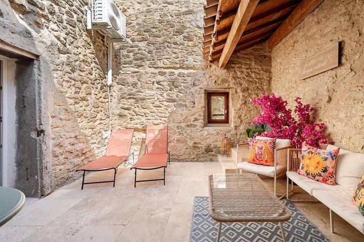 Location de vacances pour 6 personnes, avec terrasse à Cornillon-Confoux - 3