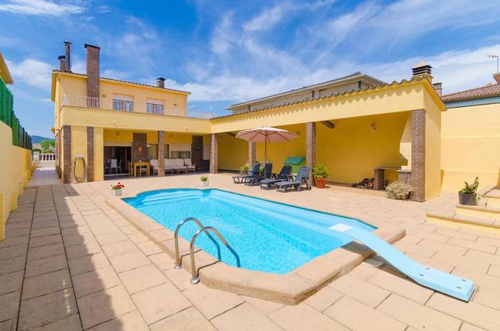 Casa rural para 8 personas, con Balcón además de Terraza y Piscina en Fontcuberta