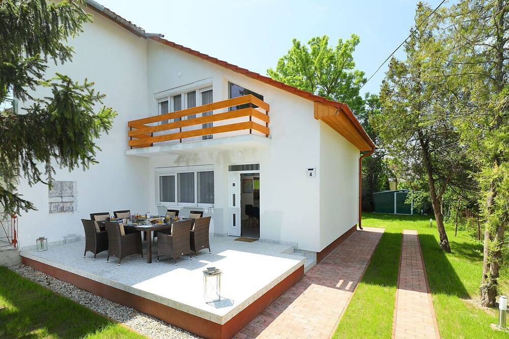Schönes  Ferienhaus für 5 Personen mit  W-Lan, Klimaanlage, Tv und Innenhof in Balatonőszöd, Plattensee Südufer