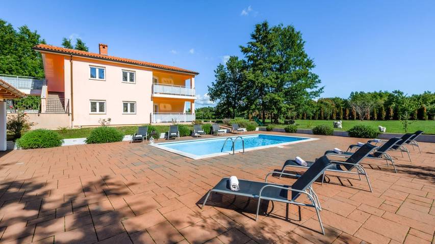 Ferienhaus für 12 Personen, mit Terrasse und Garten