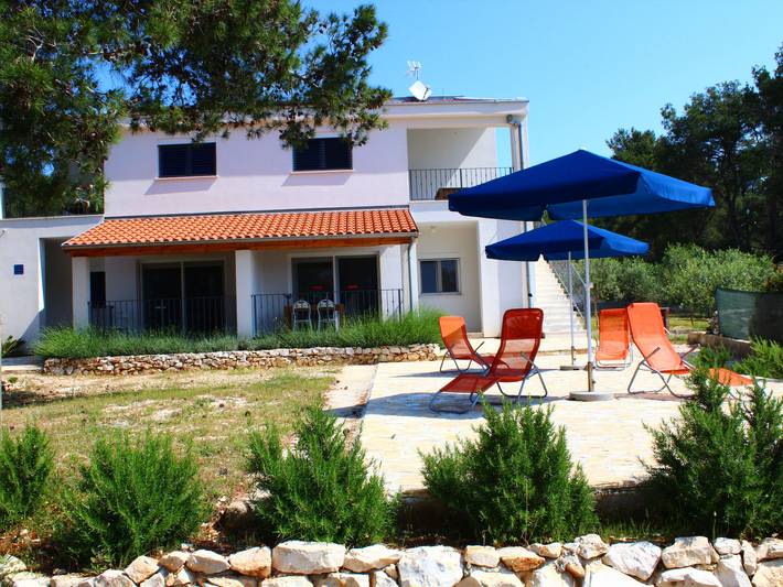 Smještaj za odmor za 5 osoba, s Terasa u Molat (Zadar)