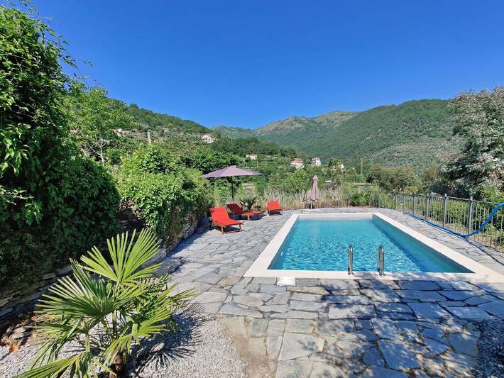 Casa vacanza per 7 persone, con giardino e balcone nonché piscina in Liguria