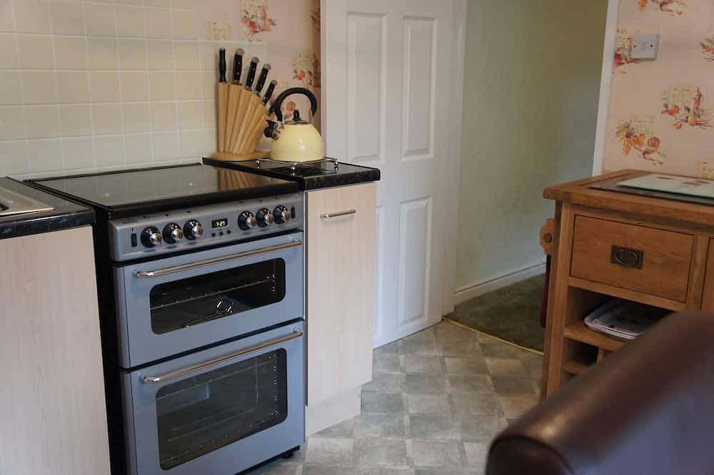 Seaside Cottage, Dogs Welcome - good walks, by beach & Snowdonia National Park in Llanfairfechan, Snowdonia