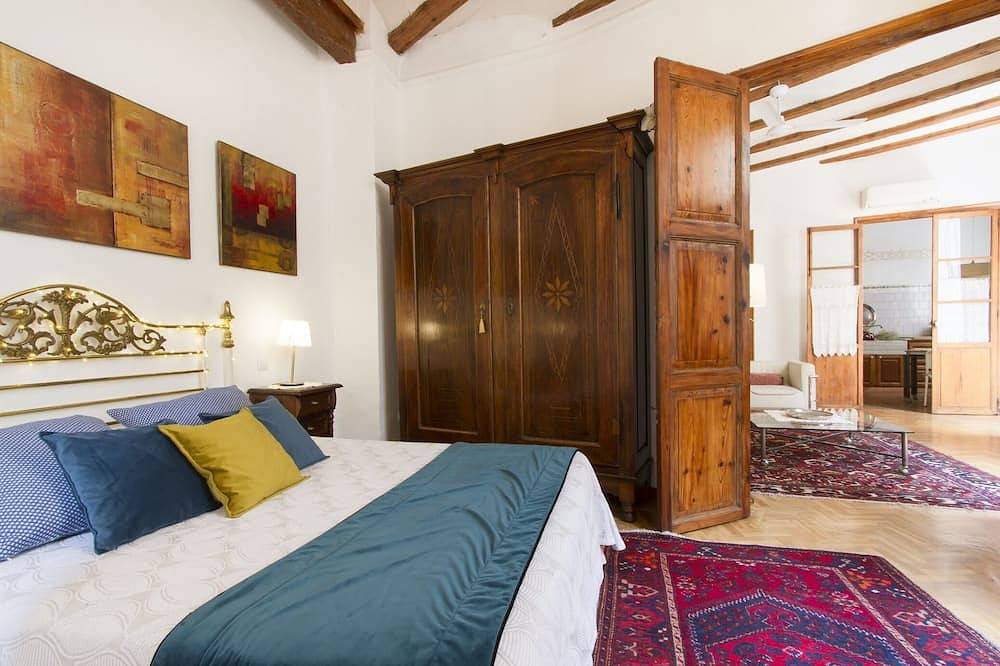 Entire apartment, Classic Old Town Mester Apartments Vlc, central A/C and high speed wifi. in Valencia City Centre, Valencia