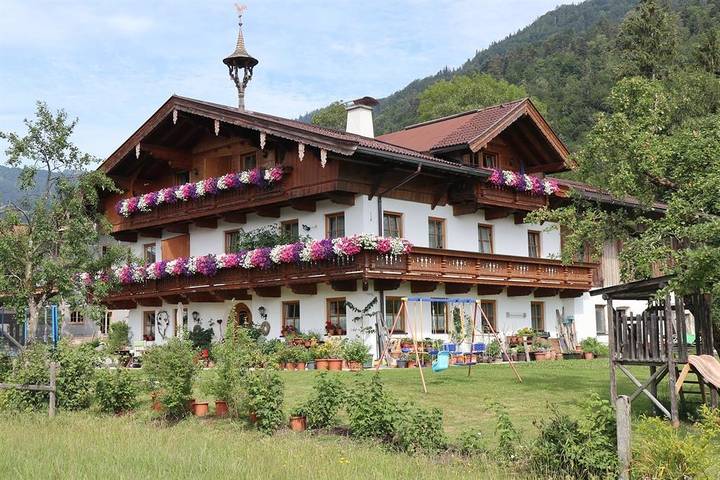 Ferienwohnung für 6 Personen, mit Balkon und Garten sowie Ausblick in Kössen