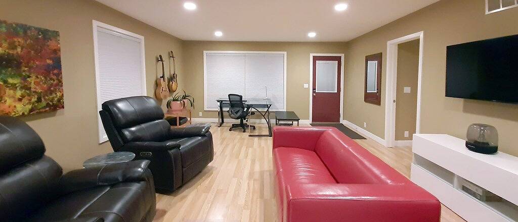 Recliners. Single Level Living. Walk in shower. in Rochester (MN), Olmsted County