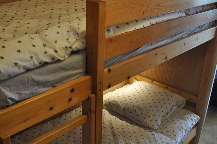 Entire apartment, Cosy traditional studio with lake views, minutes from ski slopes and beaches. in Thollon-les-Mémises, Thonon-les-Bains region
