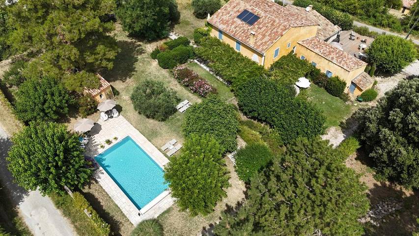 Chambre d’hôte pour 2 personnes, avec Terrasse et Jardin ainsi que Piscine et Vue