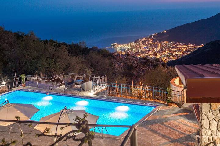Vacation rental for 16 people, with yard and balcony as well as sauna in Montenegro