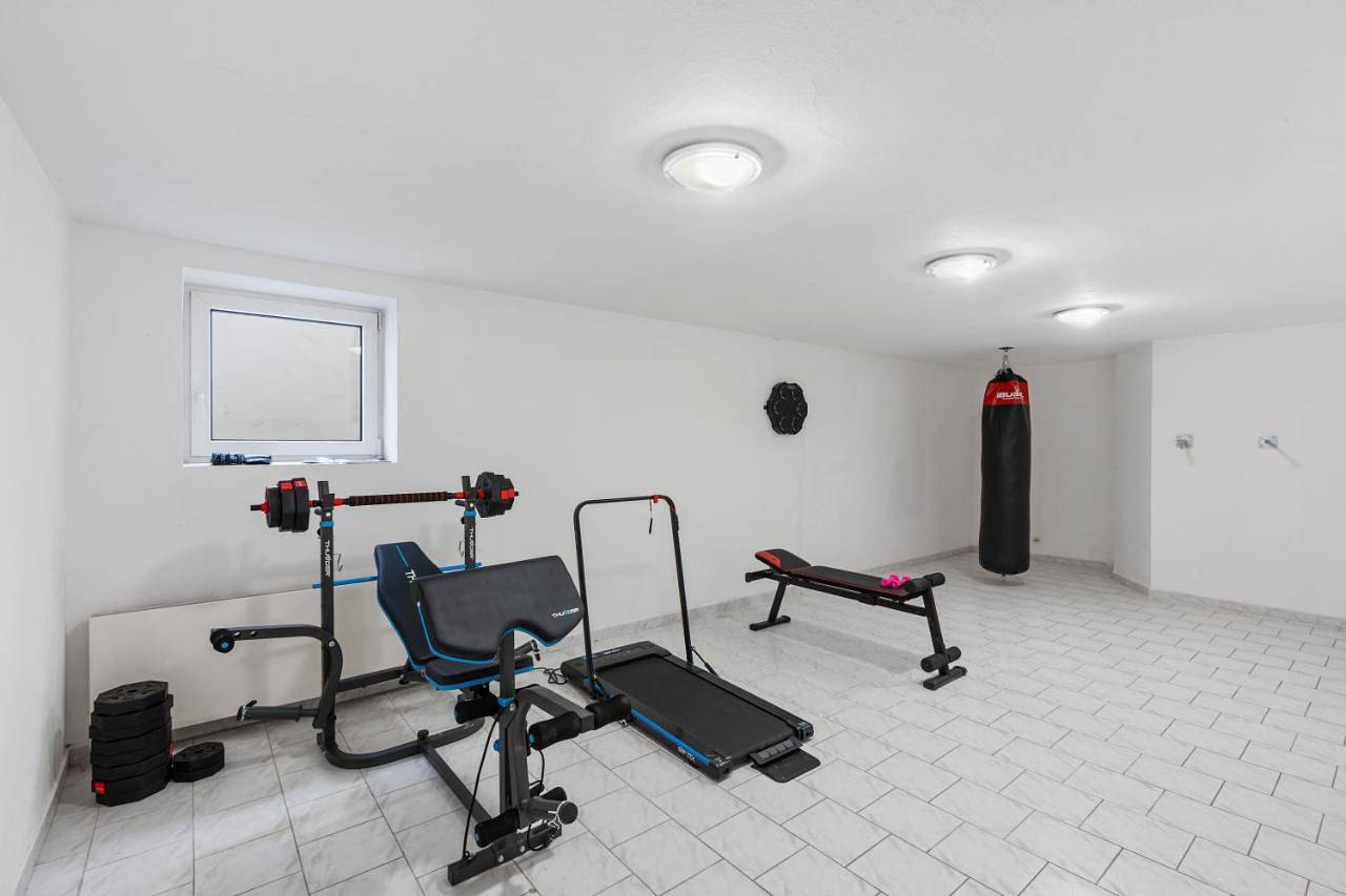 Black Dragon Haven Luxury Villa with Pool, Sauna & Jacuzzi in Prag, Mittelböhmen