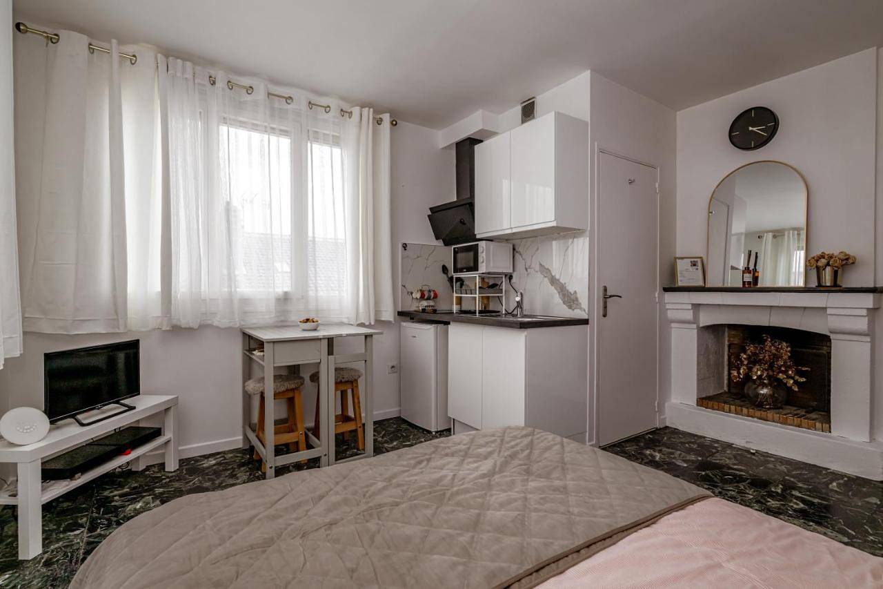 Appartement entier, One-Bedroom Apartment in Bobigny, Seine-Saint-Denis