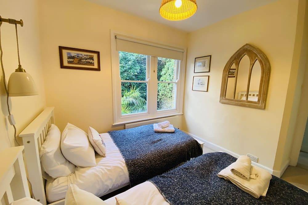 Charming 2 bedroom old fisherman’s cottage 5 minutes walk from the beach in Botany Bay, Kent