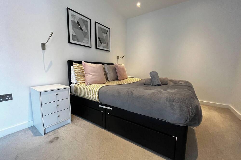 Entire apartment, Grosvenor Rd - 2-Bedrooms - Sleeps 5 - Parking in Hertfordshire