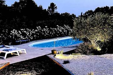 Location de vacances pour 16 personnes, avec jardin et terrasse à Saint-Victor-des-Oules