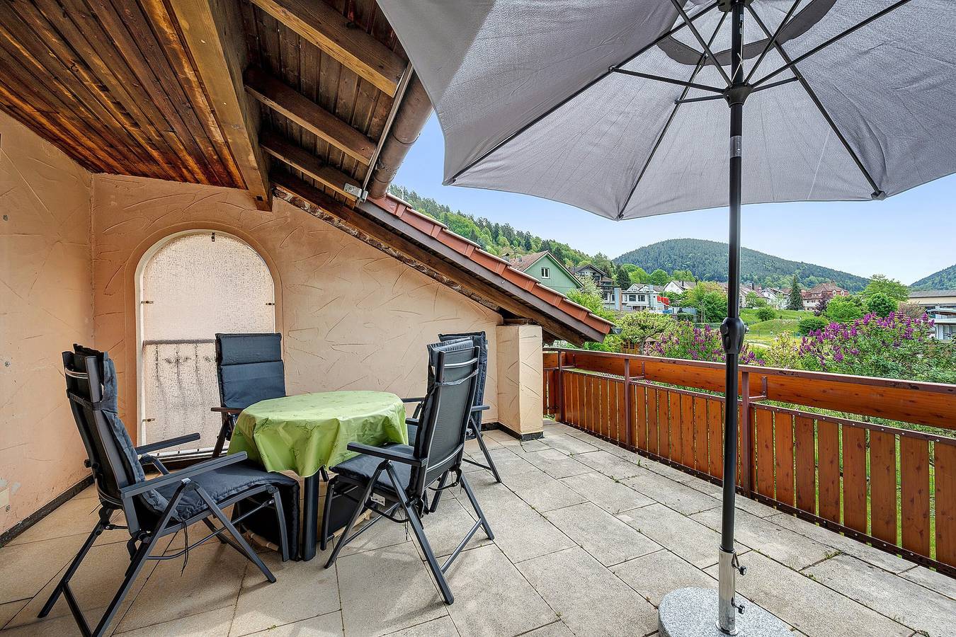Ολόκληρο το διαμέρισμα, Apartment "Kleeblatt" with Balcony and Wi-Fi in Calmbach, Bad Wildbad