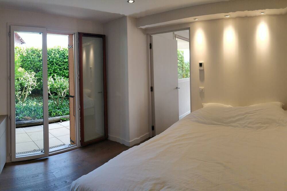 Appartement entier, Appartement 10 P,  jardin  privé 400 m2,  piscine, vue  lac, château montagnes, in Menthon-Saint-Bernard, Région d'Annecy