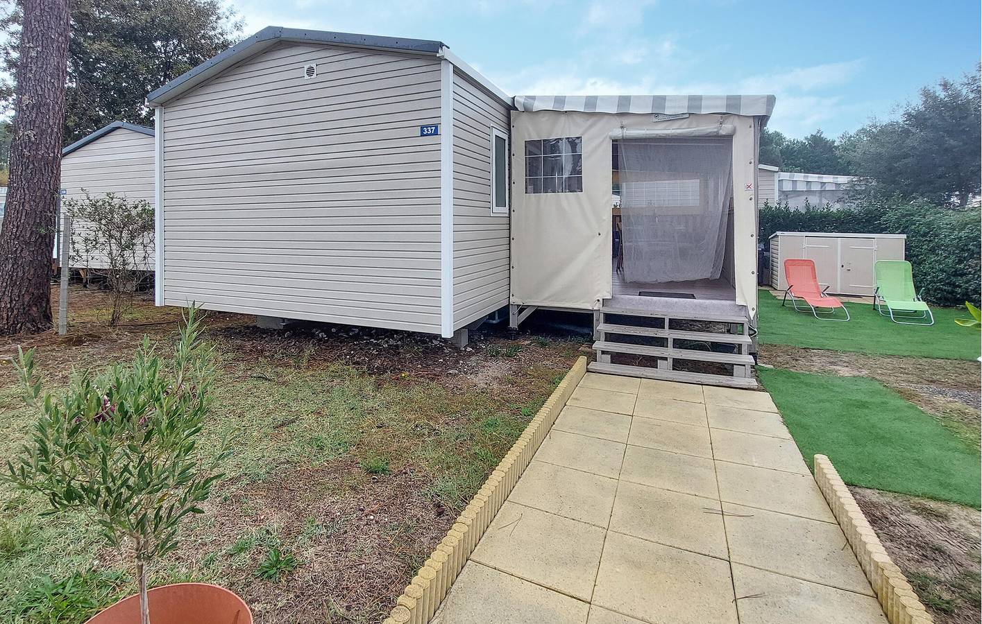 Mobil-home confortable avec Wi-Fi, parking, jardin, à 400 m d'un restaurant in Saint-Julien-en-Born, Côte d’Argent