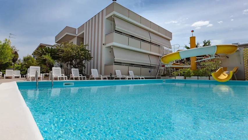 Chalet per 5 persone, con giardino e idromassaggio nonché piscina in 