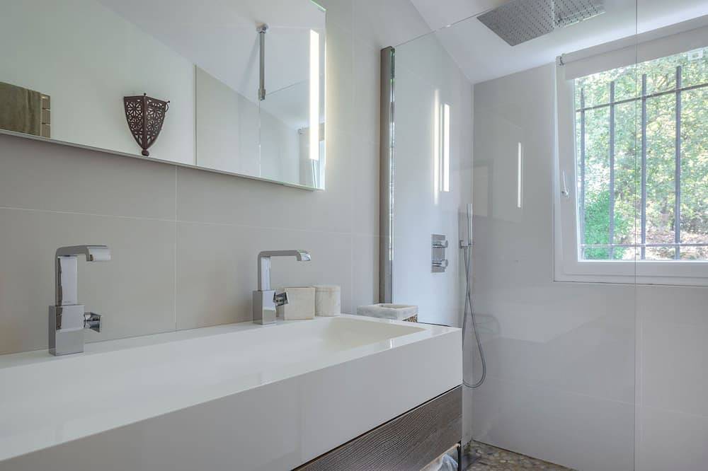 Villa contemporaine  proche Aix en Provence et Ste Victoire avec piscine in Pourrières, Région de Brignoles