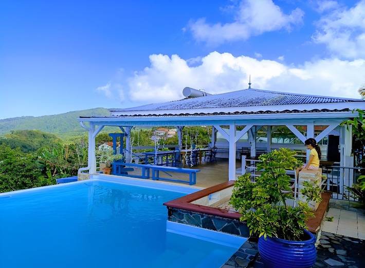Gîte pour 2 personnes, avec jardin ainsi que piscine et balcon