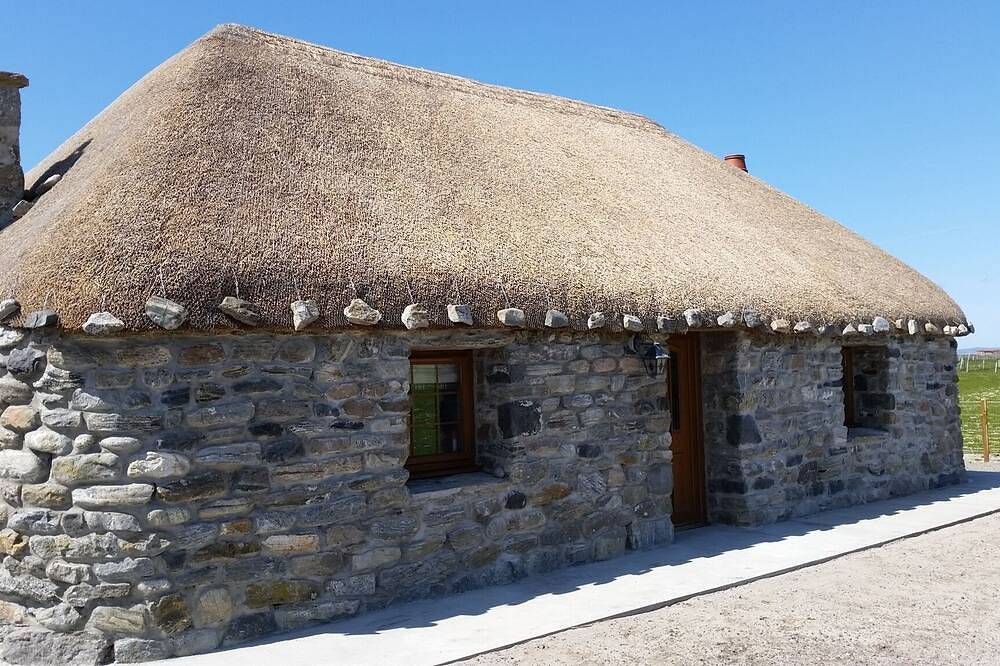 Beach side cottage steeped in family history, pet friendly, sleeps 4. in North Uist, Outer Hebrides