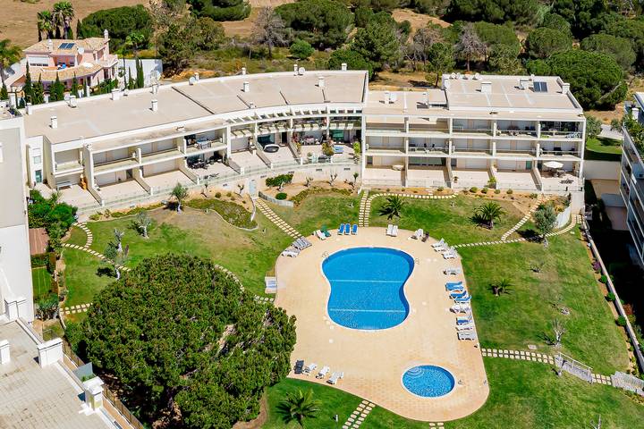 Villa voor 8 personen, met terras en tuin in Olhos de Água