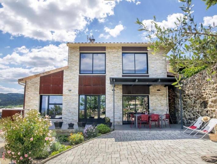 Location de vacances pour 6 personnes, avec piscine ainsi que jardin et vue dans Vinzieux