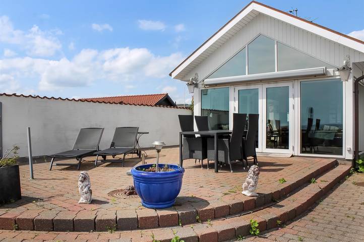 Ferieudlejning for 4 personer, med Terrasse og Have i Følle Strand