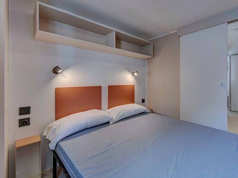Camping Sites et Paysages - Le Petit Bois - Mobilhome 4 personnes - Mobil-home | Comfort | 2 Ch. | 4 Pers. | Terrasse surélevée | Clim. in Ruoms, Ardèche