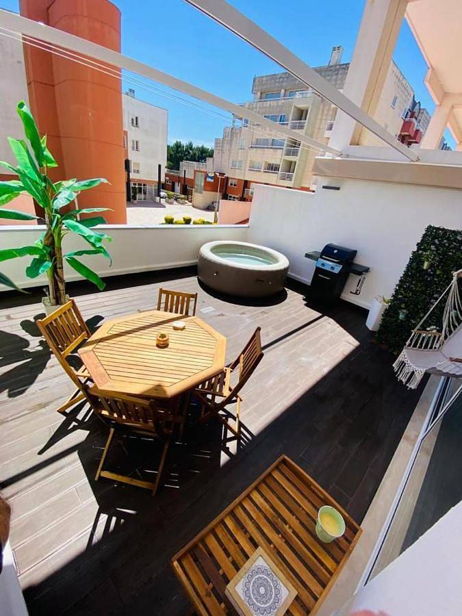 Gîte pour 2 personnes, avec vue ainsi que piscine et terrasse dans Darque