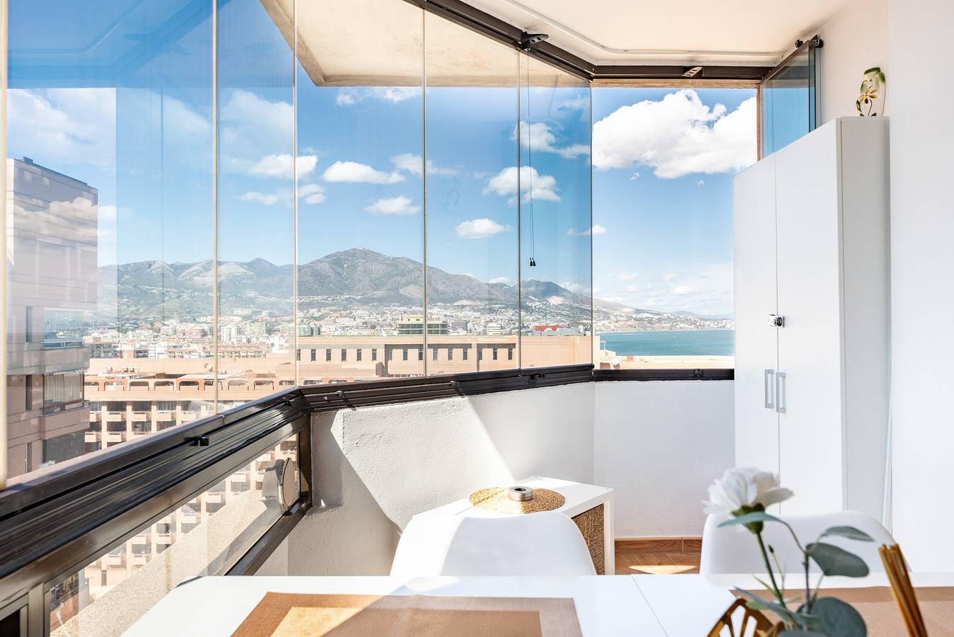 Entire apartment, Apartment 'Apartamento Mar' with Sea Views, Wi-Fi, and Air Conditioning in Fuengirola Centre, Fuengirola