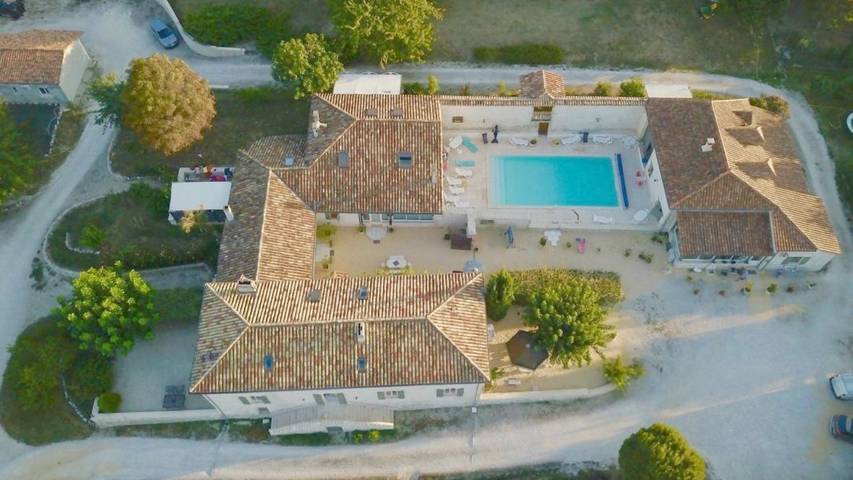 Location de vacances pour 8 personnes, avec Jacuzzi et Terrasse ainsi que Jardin et Piscine à Penne-d'Agenais