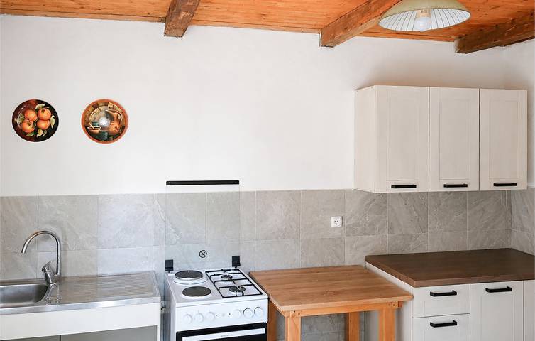 Gemütliche 1-Zimmer-Wohnung mit Terrasse, Kamin und Parkplatz in Gospitsch, Lika-Senj