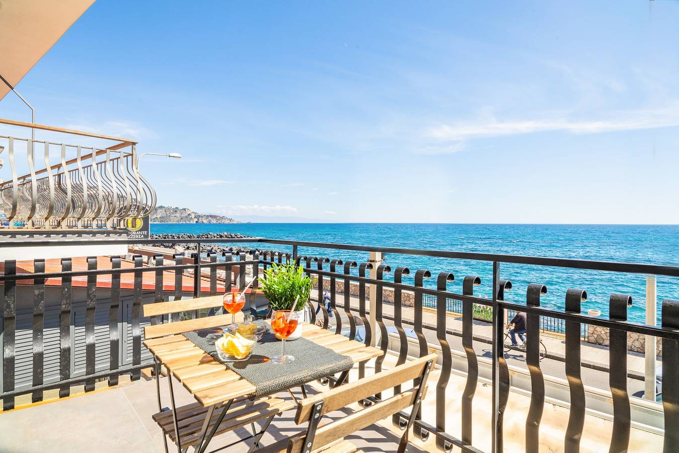 Appartement entier, Appartement de vacances « Il Fronte Mare Di Naxos Luxury Home » avec vue mer, balcon et Wi-Fi in Giardini-Naxos, Province de Messina