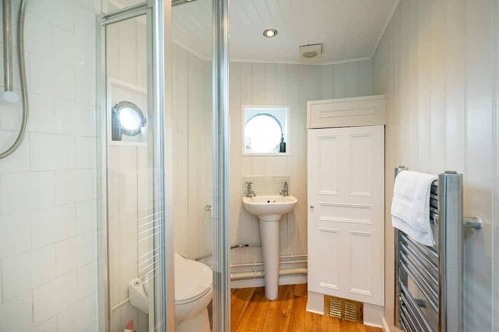 Entire apartment, Lorna, Houseboat , West Mersea in Mersea Island, Colchester